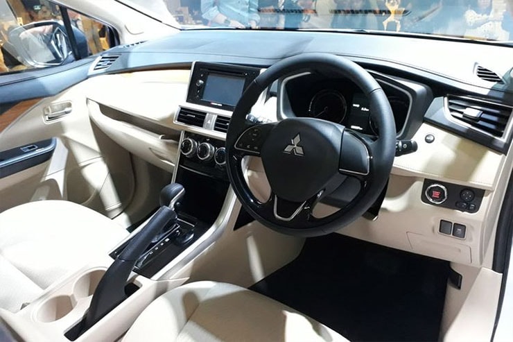 Обзор автомобиля Mitsubishi Expander 2018