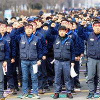 20596 Мятеж на корейском автозаводе: рабочие штурмуют центральный офис