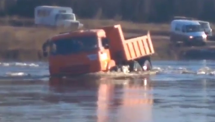 20922 Водитель утопил самосвал в разлившейся реке (видео)
