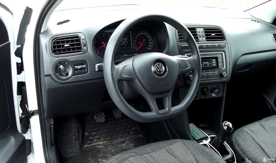 Тест драйв прокатного Volkswagen Polo  грозовой фон