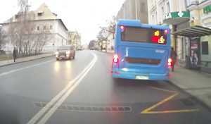Что делать, если автобус стоит на остановке: можно ли объезжать по сплошной?