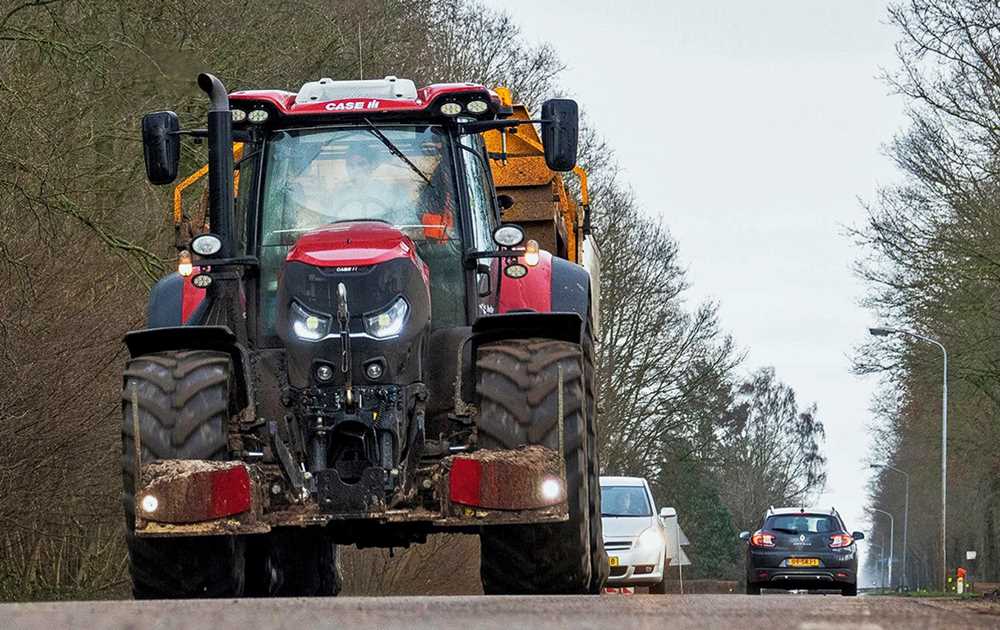 Почему трактор опаснее автомобиля и что с этим делать