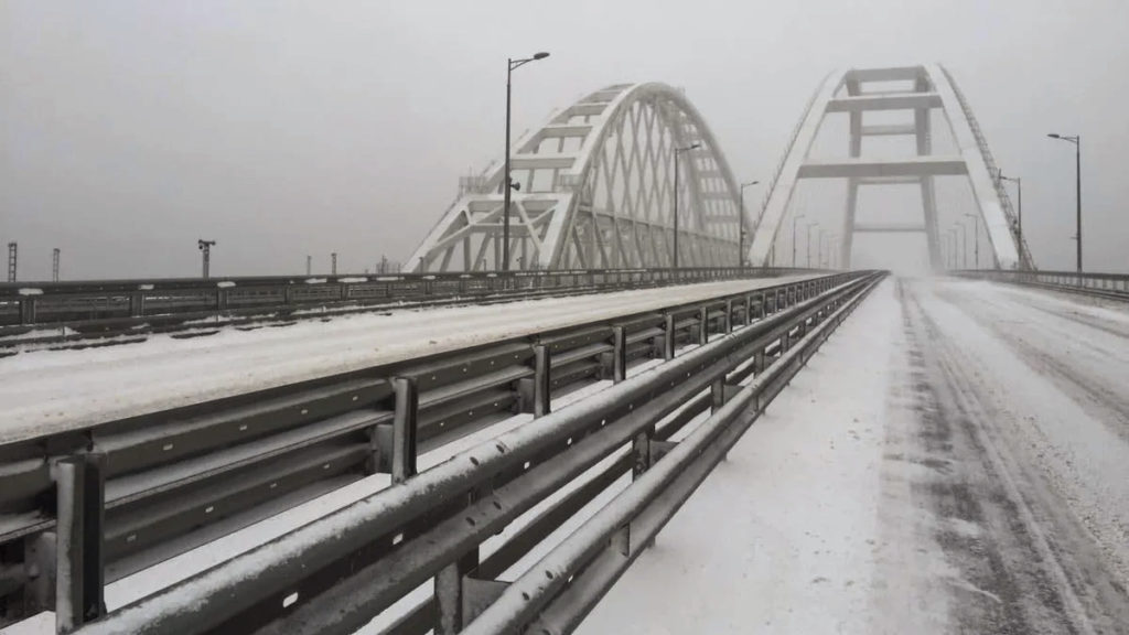 Движение по Крымскому мосту закрыли впервые в истории