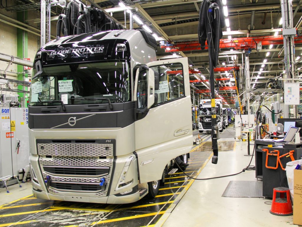 Началось производство нового поколения грузовиков Volvo: показываем, насколько они крутые