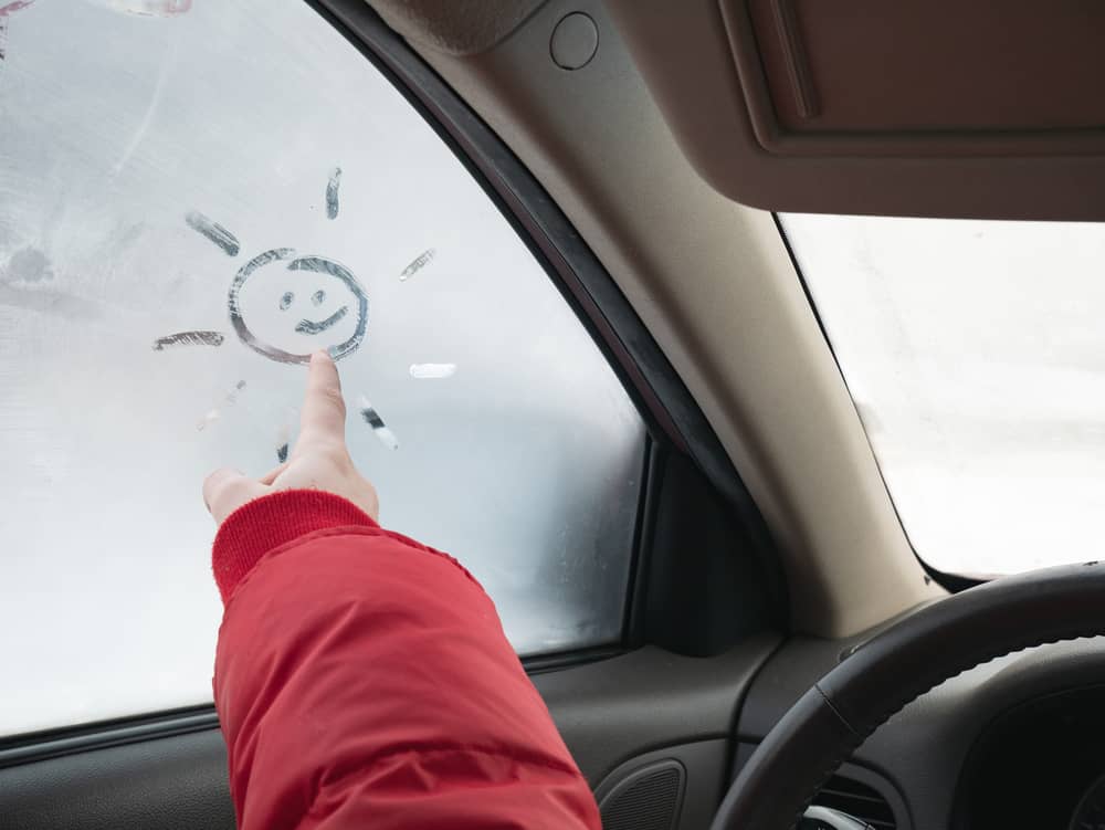 Почему зимой не нужно включать кондиционер в машине: ответ удивит