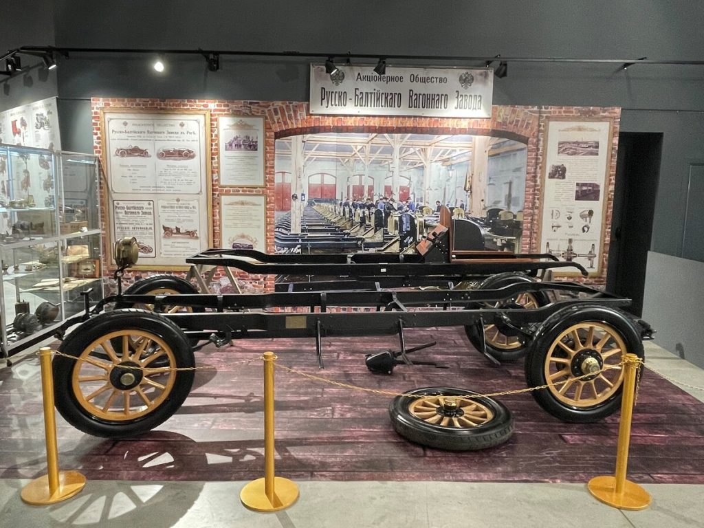 «Царский выезд»: уникальные автомобили на выставке в музее ГОН