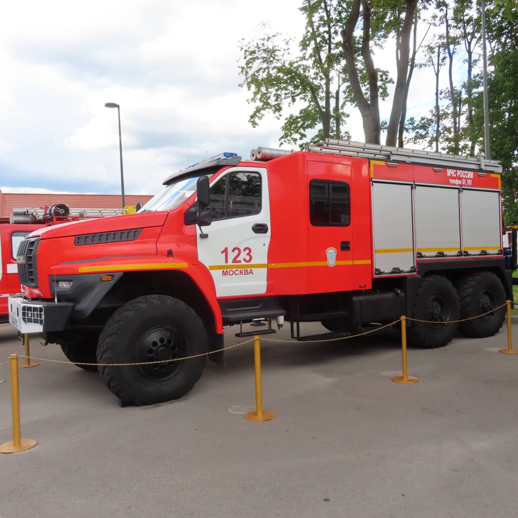 Каска, лестница, насос: раритеты и современные пожарные машины на выставке в Москве